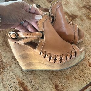 Very volatile Los Angeles tan clog/wedges